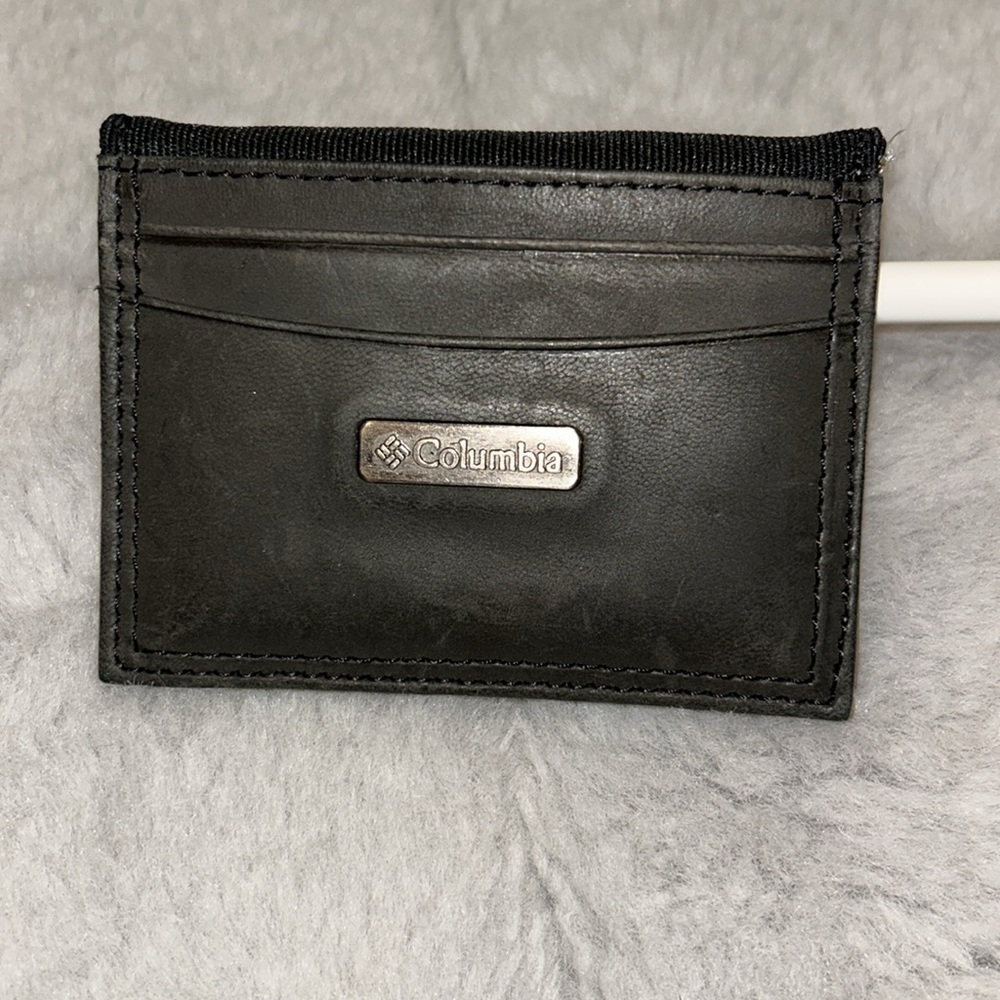 Men’s Columbia leather wallet with magnetic closure